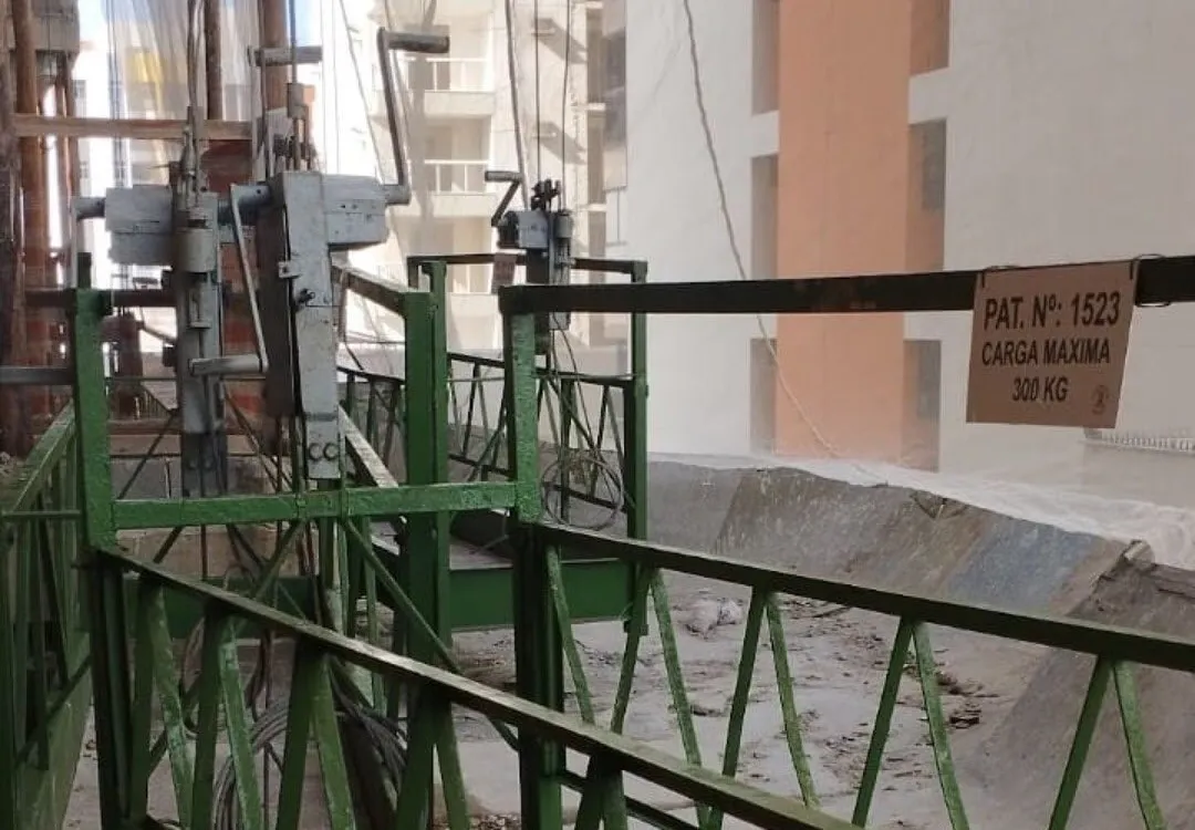 Andaime suspenso (balancim) em fachada